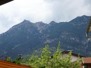 uitzicht op een bergketen met bergen bij Ferienwohnung Ambiente in Garmisch-Partenkirchen