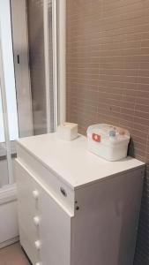 a bathroom with a white sink and a mirror at Lo raconet de Pilar in Sant Carles de la Ràpita