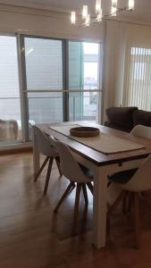 a living room with a table and chairs and a couch at Lo raconet de Pilar in Sant Carles de la Ràpita +43 photos