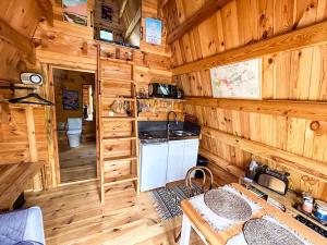 an overhead view of a kitchen in a log cabin at Tipi Apache des monteaux in Vivy