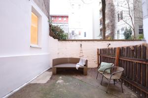 een bank en twee stoelen op een patio bij Emerald holiday home with patio in Wenen