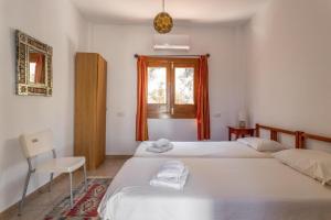 a bedroom with two twin beds and a window at Casa Laura in Almuñécar +68 photos