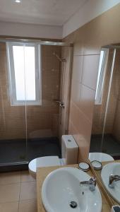 uma casa de banho com um WC, um lavatório e um chuveiro em Casa Monte Ponta do Sol SeaViews em Ponta do Sol