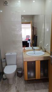 uma casa de banho com um WC branco e um lavatório. em Casa Monte Ponta do Sol SeaViews em Ponta do Sol