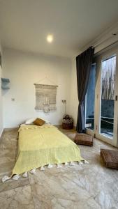 Cama o camas de una habitación en Private suite in a kids friendly big shared villa in Canggu