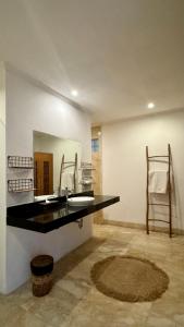 bagno con lavandino e specchio di Private suite in a kids friendly big shared villa in Canggu a Canggu