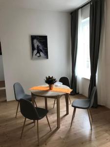 a dining room with a table and chairs and a window at Wohnen auf Zeit Wohnung 05 in Jüterbog