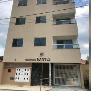 a building with the front entrance to a russianacist mattresses at Apartamento próximo ao Beto Carrero. in Penha
