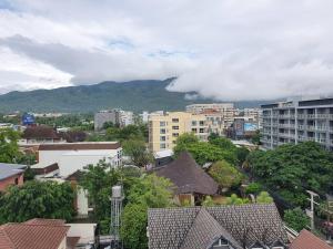 Pemandangan gunung umum atau pemandangan gunung yang diambil dari apartmen