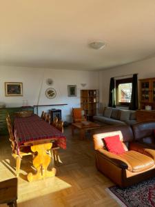 sala de estar con sofá y mesa en Villa Bianca Bormio garden and parking, en Premadio