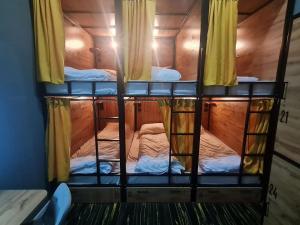 um conjunto de beliches num quarto em Flats Hostel em Astana