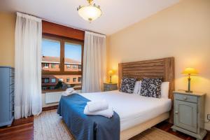 Un dormitorio con una cama y una ventana grande en BERANGO COZY HOME Parking, en Berango