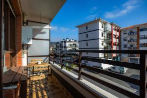 Un balcón con vista a una ciudad en BERANGO COZY HOME Parking, en Berango