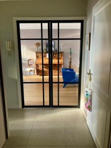 Habitación con puerta corredera de cristal y vistas a un dormitorio. en Junior suite avec balcon en Lyon