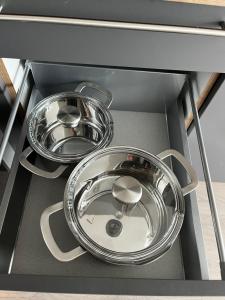 dos platos de metal en un cajón de una cocina en Pasteur, en Luxemburgo