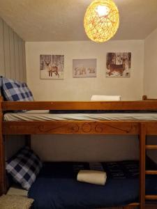 Litera en habitación con lámpara de araña en Etoile des Alpes, en Saint-Gervais-les-Bains