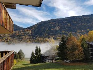 una casa con vistas al lago en Etoile des Alpes, en Saint-Gervais-les-Bains