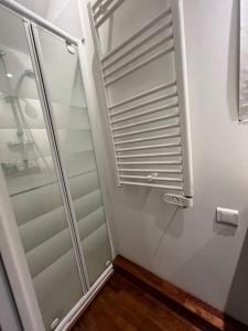 La salle de bains est pourvue d'une cabine de douche avec une porte en verre. dans l'établissement rhoazon heart, à Rennes