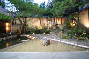Zahrada ubytování Nishiyama Ryokan - Established in 1953