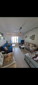 uma grande sala de estar com sofás e uma mesa em شالية قرية اللوتس em El Alamein
