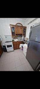 شالية قرية اللوتس في العلمين: مطبخ مع موقد وثلاجة