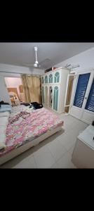 Ένα ή περισσότερα κρεβάτια σε δωμάτιο στο شالية قرية اللوتس +11 φωτογραφίες