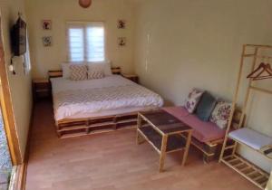- une petite chambre avec un lit et une table dans l'établissement Köklü Ahşap Tatil Evleri, à Antalya