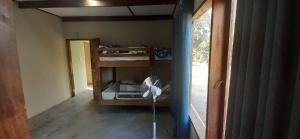 ein Zimmer mit einem Ventilator und einem Fenster in der Unterkunft Adansonia Farm 