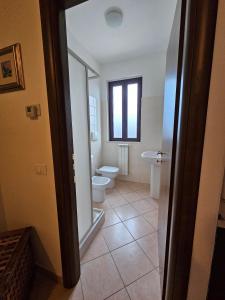 a bathroom with a toilet and a window at Le Casette di Prissy in Rignano Flaminio