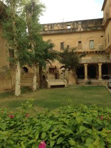 RāmgarhNarayan Niwas Castle的一座带鲜花庭院的古老建筑 更多29张照片