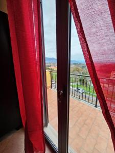 eine Glasschiebetür mit Blick auf einen Balkon in der Unterkunft Le Casette di Prissy in Rignano Flaminio