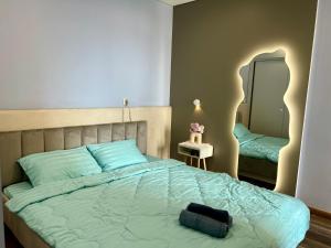 1 dormitorio con 1 cama grande y espejo en UPhoenix Home- HaDo Centrosa Garden, en Ho Chi Minh