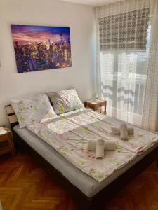 una camera con un letto con due cuscini sopra di APARTMAN BANE 021 with a view a Novi Sad