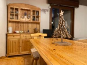 une table en bois avec une étoile au-dessus dans l'établissement Fuite en Montagne, à Crans-Montana