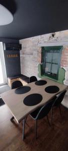 - une table dans une pièce entourée de chaises dans l'établissement L'aventura, à Vielsalm