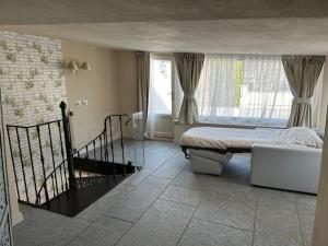 um quarto com uma cama e uma janela em Villa Simona 1 em Voghera