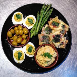 un plato negro de comida con huevos y verduras en Cabanots - Ecolodges en Vallée d'Ossau à 900m d'altitude, 