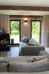 una sala de estar con 2 sofás y una ventana en Sauna-Garden en Blankenberge