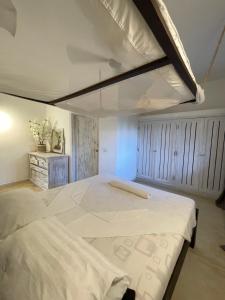 Una cama o camas en una habitación de Hidden Gem villa