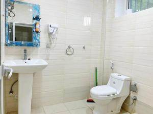 La salle de bains est pourvue de toilettes et d'un lavabo. dans l'établissement BUDGET HOMES ZANZIBAR, à Ngambo