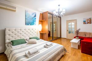 Llit o llits en una habitació de Just another comfy apartment on the main squere. 2 bedrooms, own heating, AC