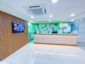 TV a/nebo společenská místnost v ubytování StarQ Hotel Kuala Lumpur