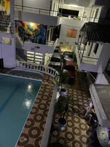 uma vista panorâmica de um edifício com piscina em Hotel CAB DE TOLU em Tolú