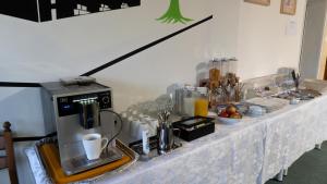 een tafel met een koffiezetapparaat bovenop bij Haven - Hotel Am Stadion in Leverkusen