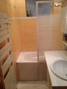 a bathroom with a tub and a sink at Guest house dans appartement sur Paris in Paris