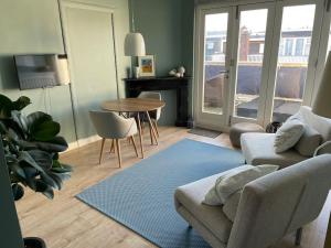 sala de estar con sofá y mesa en Luxurious top apartment near beach, musea & Keukenhof en The Hague