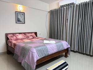 Una cama o camas en una habitación de Airport Freshups Cochin