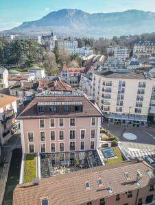 una vista aérea de una ciudad con edificios y una montaña en Grand Hôtel Du Parc - Teritoria, en Aix-les-Bains