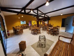 Restaurace v ubytování Espaço Chalé Cereja