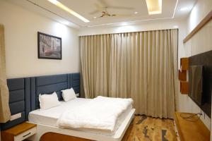1 dormitorio con cama blanca y cortina en Hotel Panache The Escape - Home Stay, en Jhālāmand
